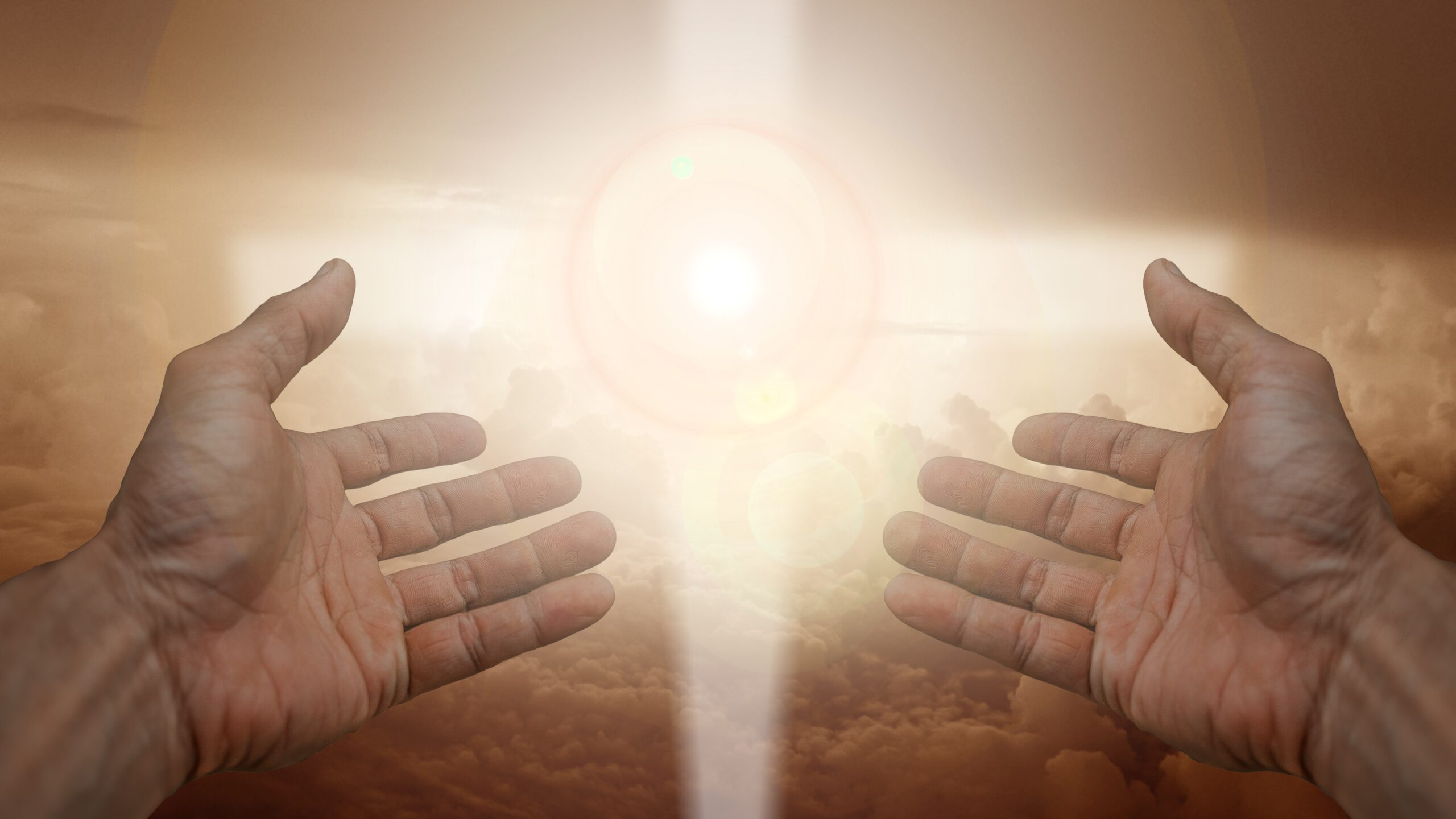 Montage photographique montrant deux mains ouvertes d'homme pointant vers une croix lumineuse